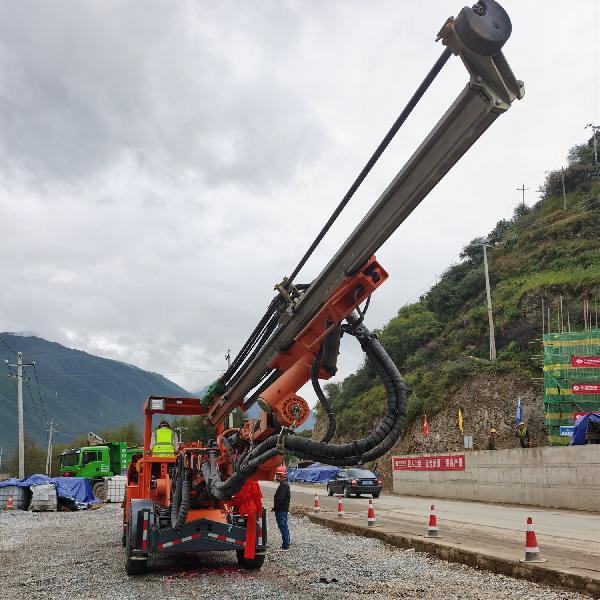 礦用液壓單臂鑿巖臺車