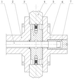 帶驅(qū)動(dòng)盤的三輥軋機(jī)的輥環(huán)夾緊裝置